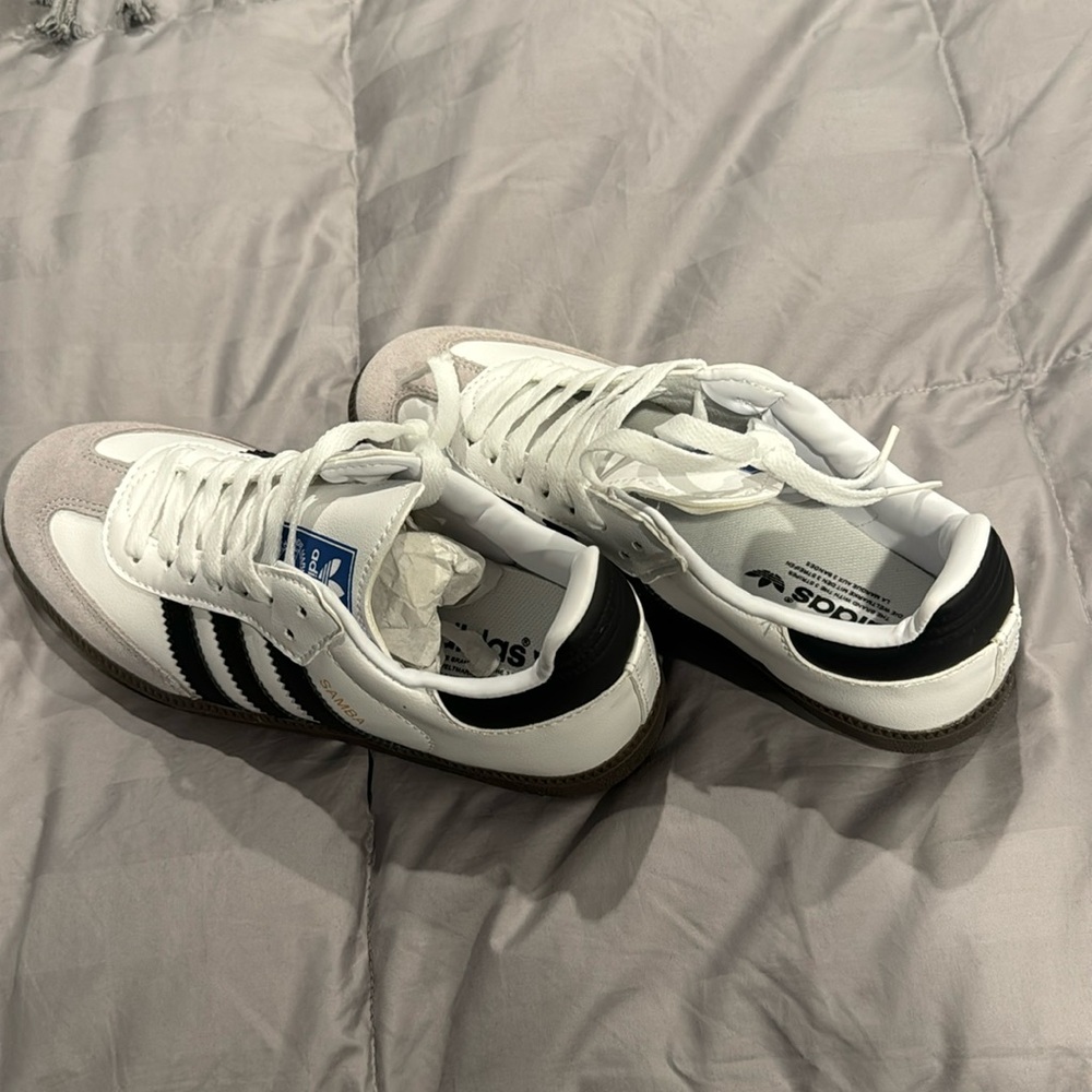 NWOT Adidas Samba Wonens  size 6